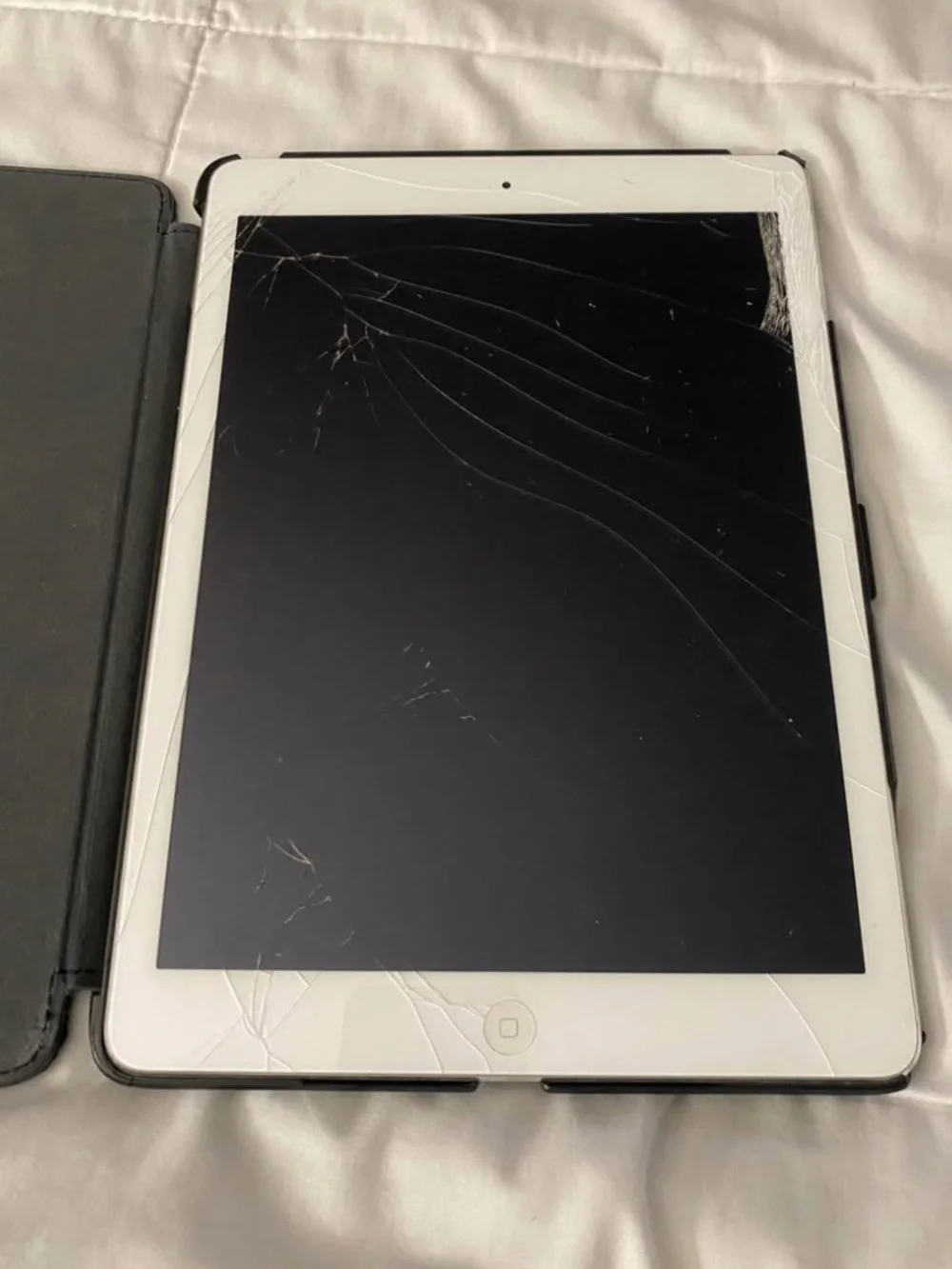 iPad Air 1st Gen MD788LL/A - FOR PARTS/DAMAGED(SHATTERED SCREEN) (Bundle W/ Case